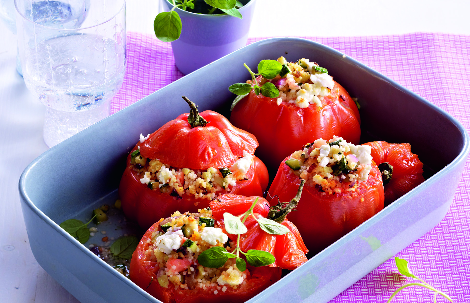 Gefüllte Tomaten mit Couscous, Schafskäse und Zucchini - Remifemin