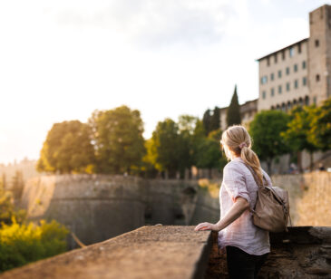 Frau reist alleine durch die Welt mit Rucksack auf dem Rücken