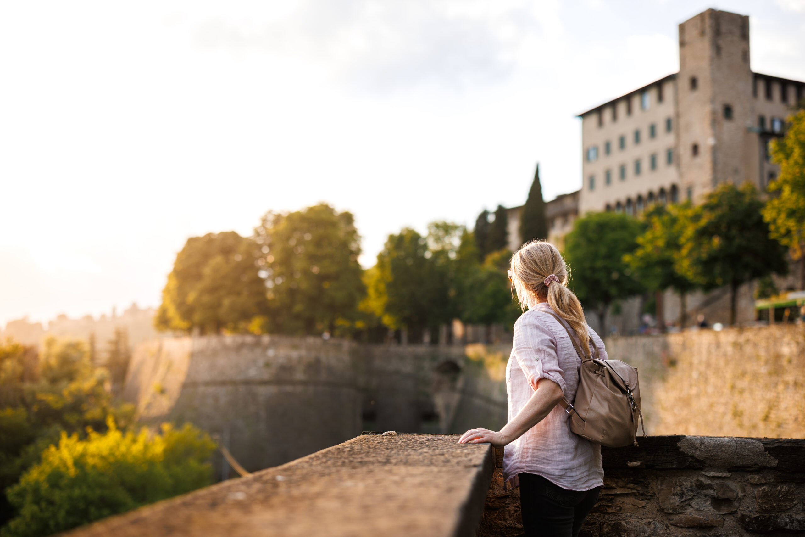 Frau reist alleine durch die Welt mit Rucksack auf dem Rücken