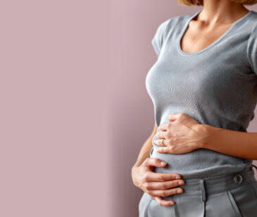 Frau hält sich den Bauch