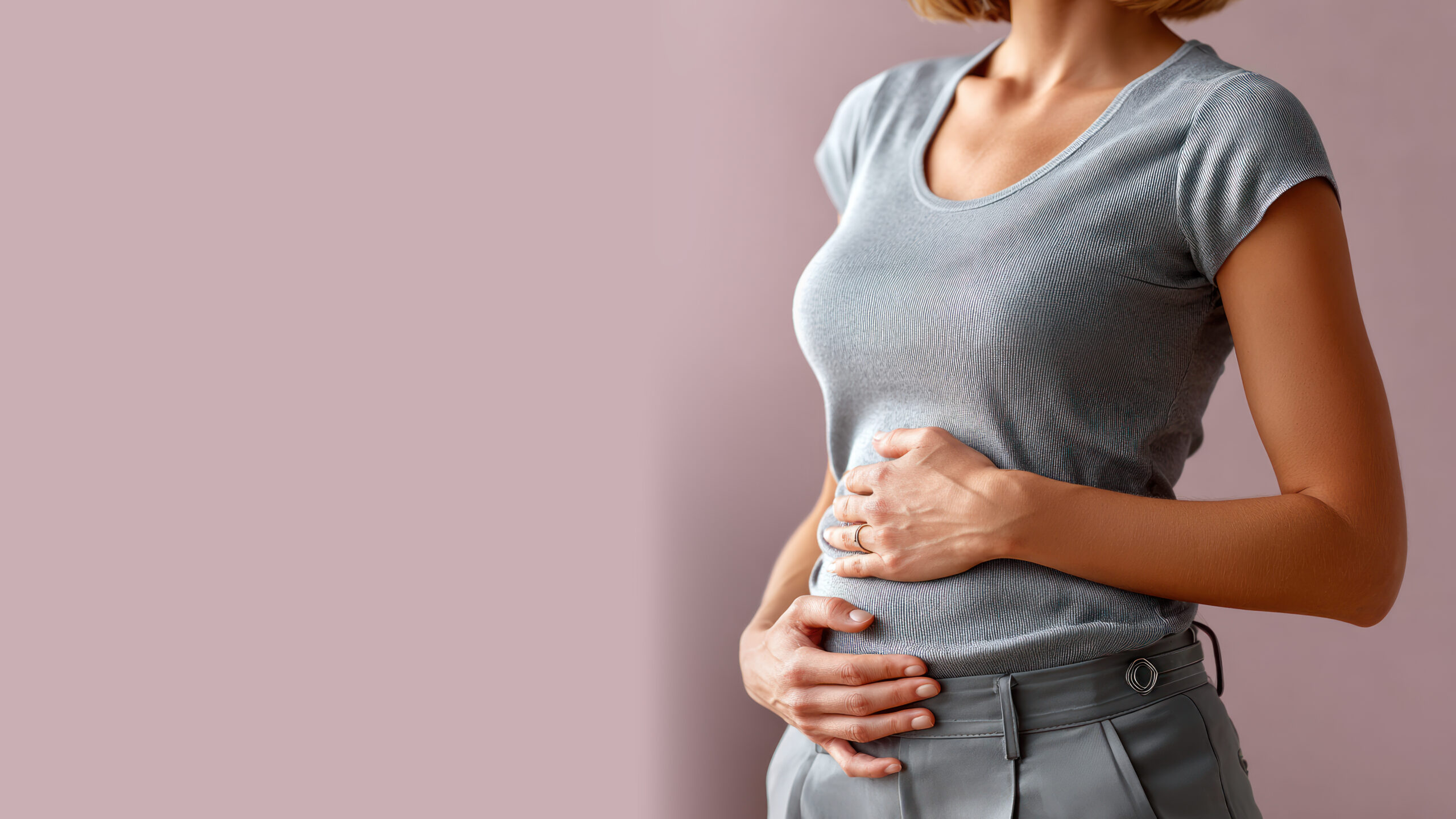 Frau hält sich den Bauch