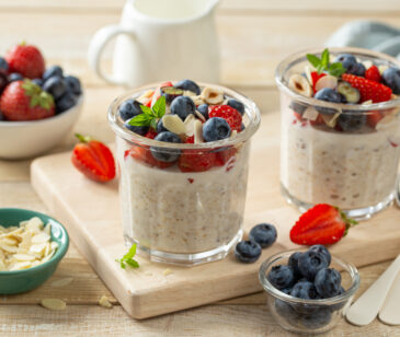 Overnight oats mit Leinsamen, Beeren und Mandeln im Glas.