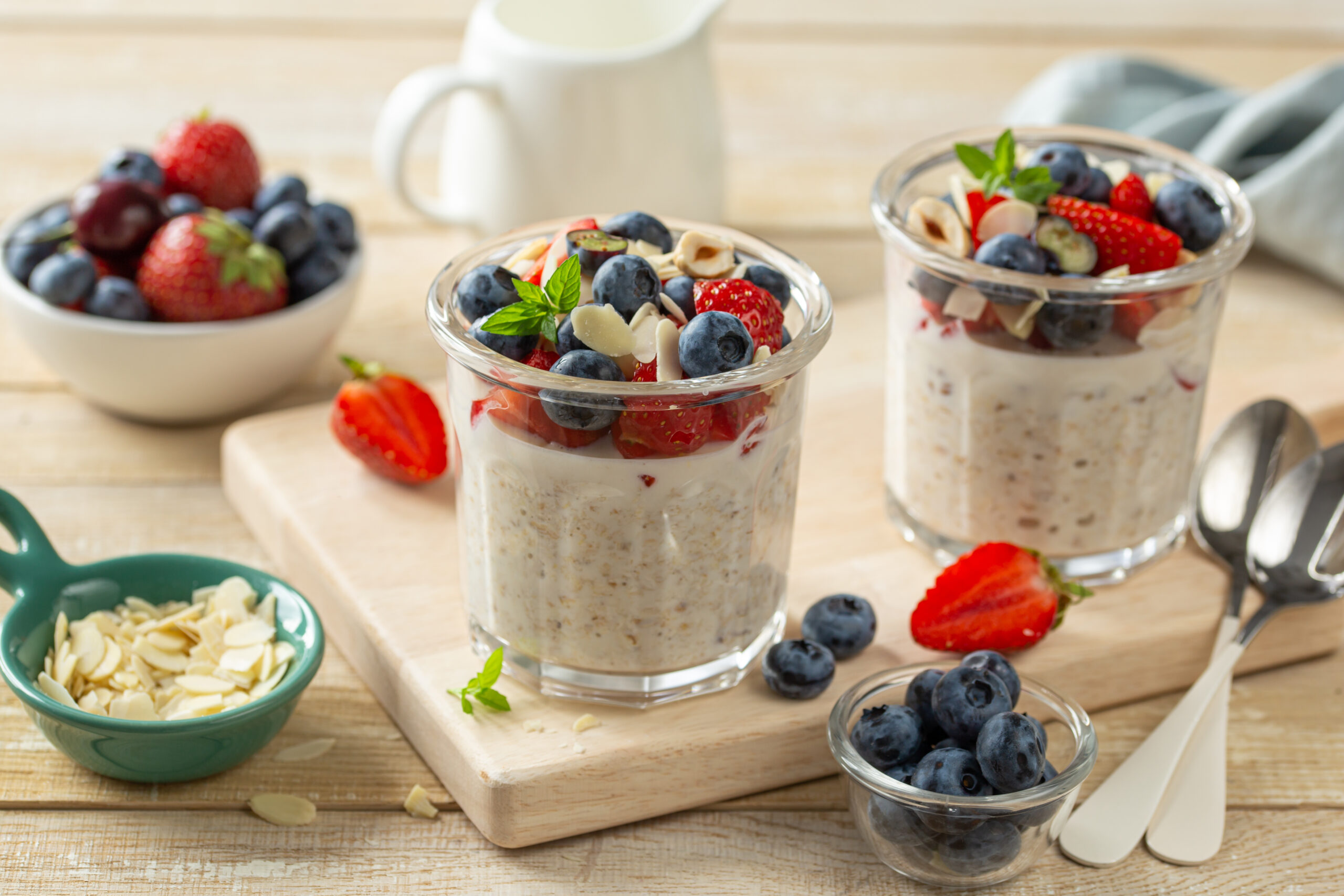 Overnight oats mit Leinsamen, Beeren und Mandeln im Glas.