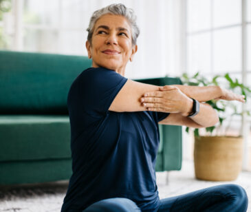 Frau in den Wechseljahren macht Entspannungsübung