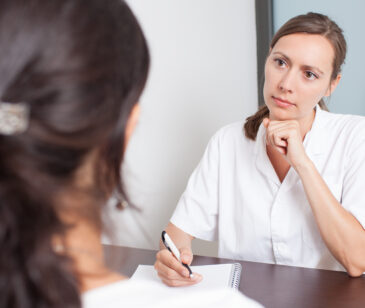 Künstliche Befruchtung? Ärztin berät Frau