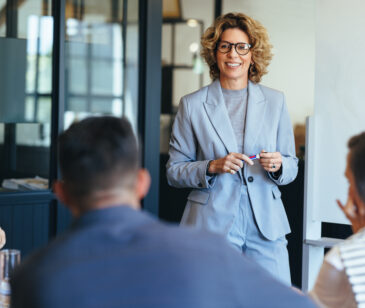 Frau im Büro in einer Führungsposition