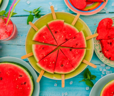Wassermelone am Stil auf einem grünen Teller angerichtet.
