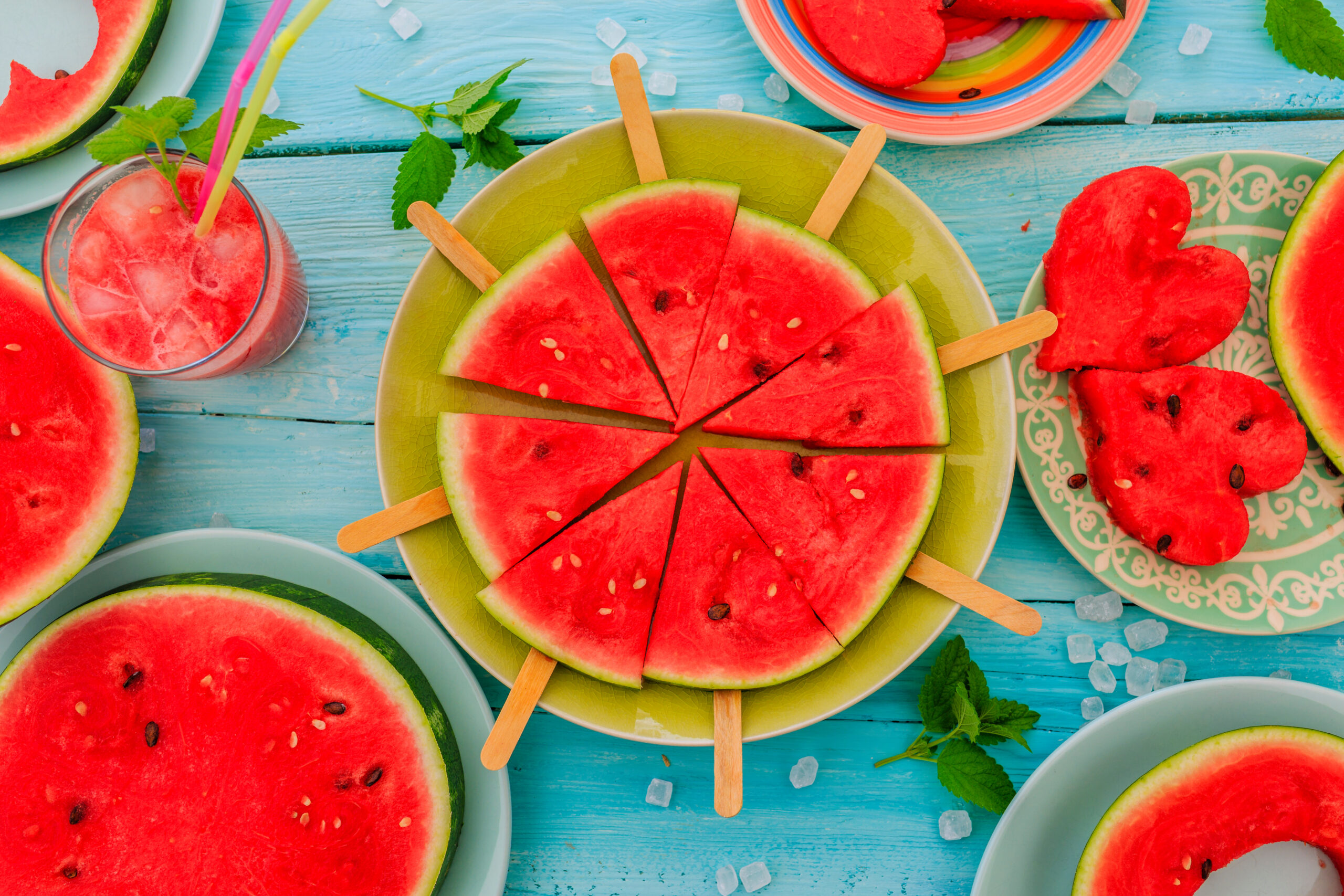 Wassermelone am Stil auf einem grünen Teller angerichtet.