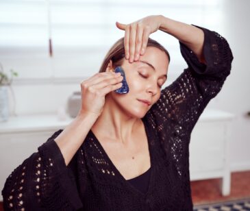 Frau macht Face Yoga
